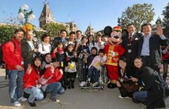 A delegation of Sichuan earthquake victims and quake-relief personnel visited Hong Kong Disneyland today (January 19). Photo shows the delegation taking a group photo at Hong Kong Disneyland.