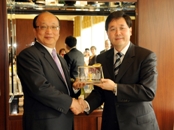 Photo shows the Secretary for Constitutional and Mainland Affairs, Mr Stephen Lam, presenting a souvenir to the Mayor of Taichung City, Mr Jason Hu, this morning (April 14).